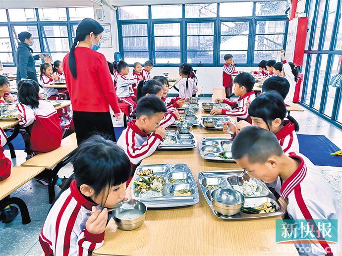 家长热议陪餐制:“陪吃饭”不如“明厨亮灶”