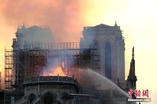 当地时间4月15日晚，法国首都巴黎的著名地标巴黎圣母院发生大火，受损严重。大批消防人员在现场进行扑救。<a target='_blank' href=''>中新社</a>记者 李洋 摄