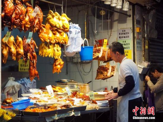 资料图：香港湾仔一家烧腊店铺。湾仔密布着街市、杂货店、小商品店、水果摊，小巷子里面更浓郁的生活气息。中新社记者 洪少葵 摄