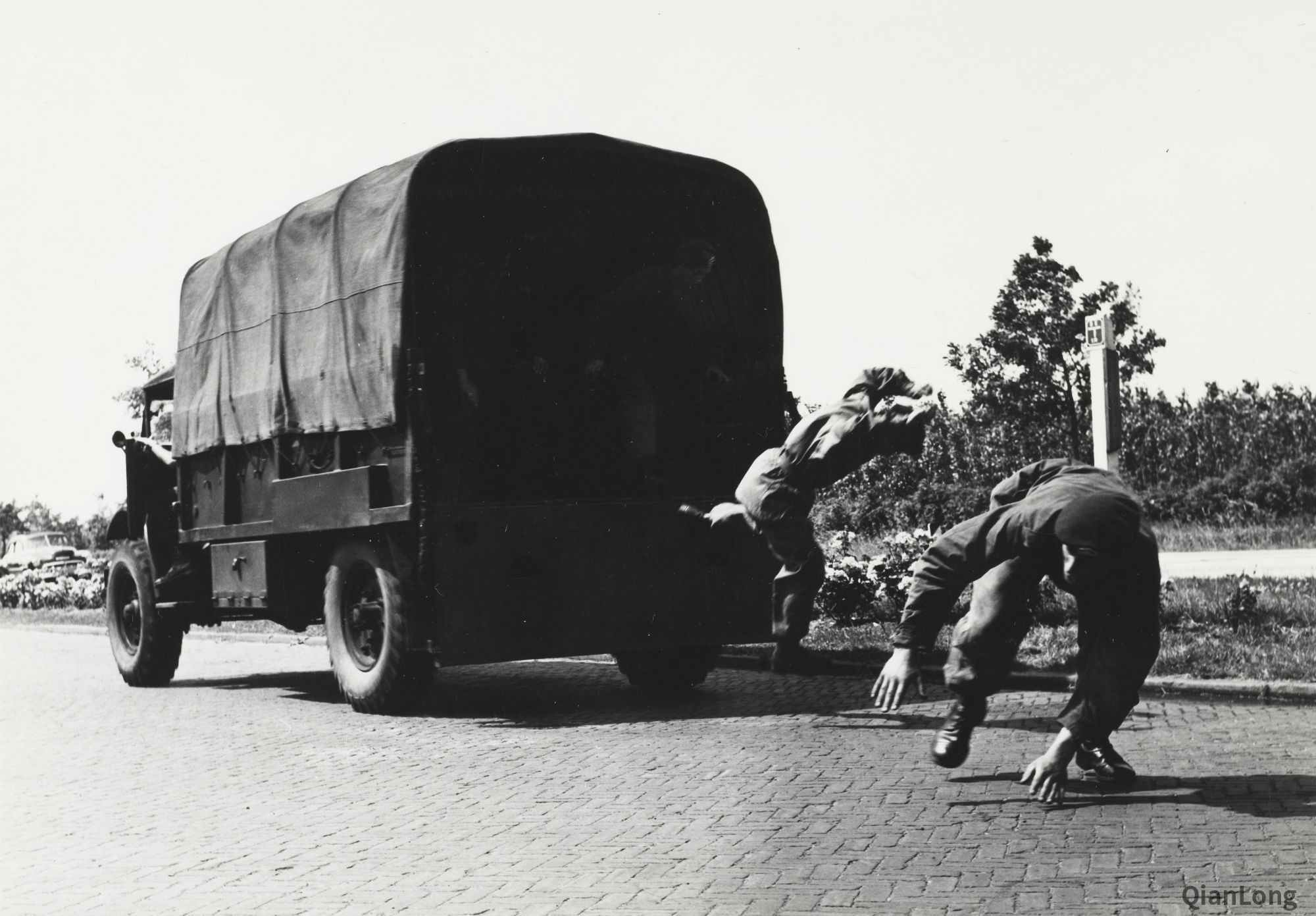 02.正在进行跳车演示的荷兰皇家陆军突击队队员。