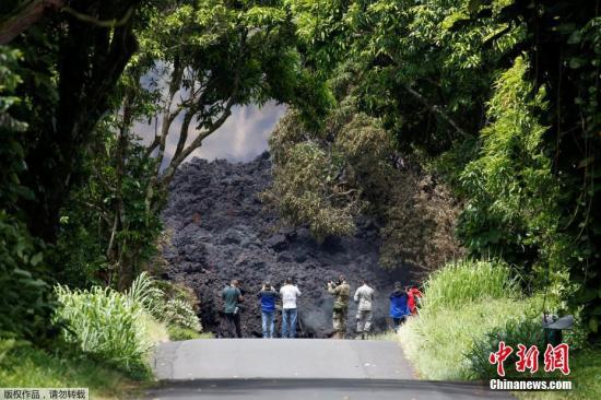 资料图：夏威夷火山喷发形成熔岩墙。