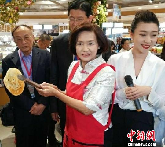 台湾宜兰县县长展煎葱油饼手艺开启宜兰与常州“美味奇缘”