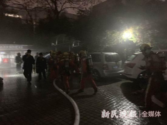 上海特斯拉车库内自燃起火引燃数辆汽车 官方:正核实