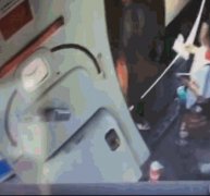 乘客向飞机扔硬币致延误 南航:怎么还