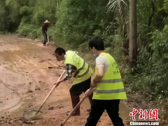 广东惠州市龙门县龙城街道办事处在组织清除道路泥土 谭翠花 摄