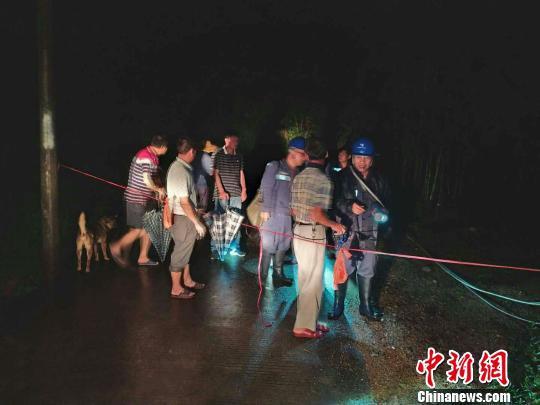 广东惠州市龙门县供电局工作人员正在抢救电力设施 李接球 摄