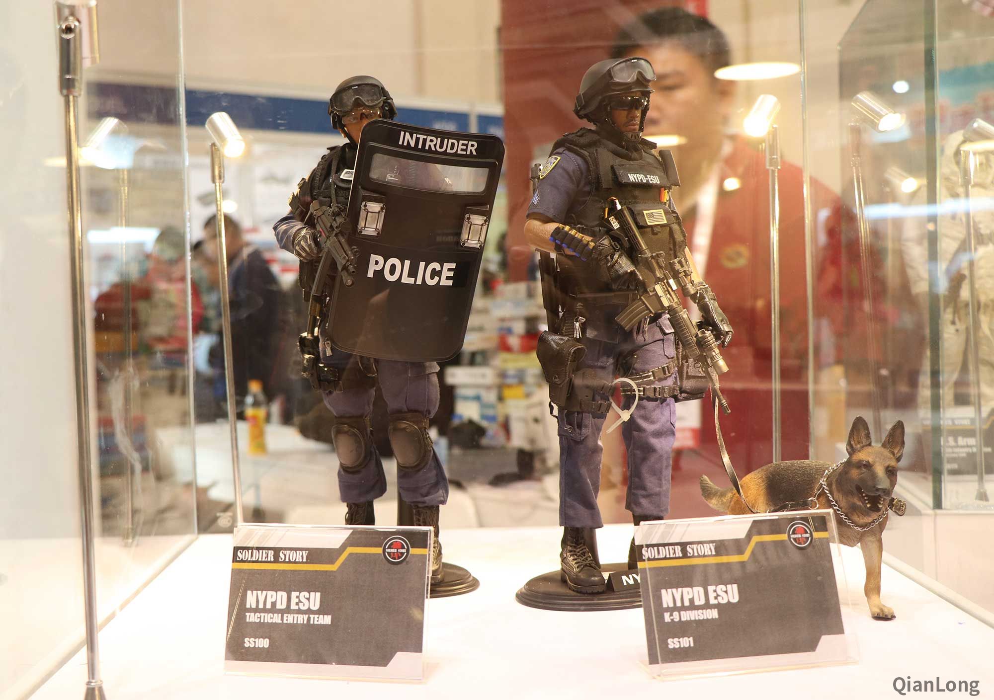 11.在2019年中国国际模型博览会现场展出的纽约警察题材的兵人模型。（千龙网军事频道记者 马群 摄）