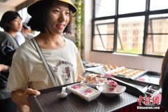 云南大学食堂推出玫瑰花美食受热捧