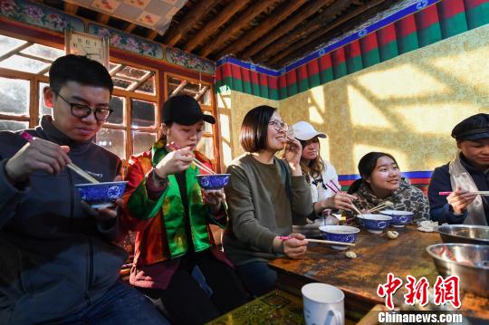 图为游客在夺底乡维巴村的“好客藏家”体验藏历新年。　何蓬磊 摄