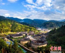 当福建土楼邂逅时尚大秀 感受中国旅游