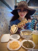 林志玲周末出游享受武汉美食 对镜甜笑