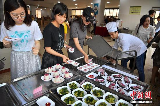 云南大学食堂推出玫瑰花美食受热捧(图)