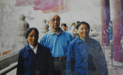 送亲人过大江的“大辫子姑娘”生活在