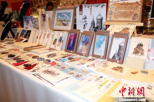 “手绘哈尔滨旅游”系列文创产品展出 王琳 摄