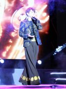 陈奕天当评委表演才艺 穿金色西装配阔