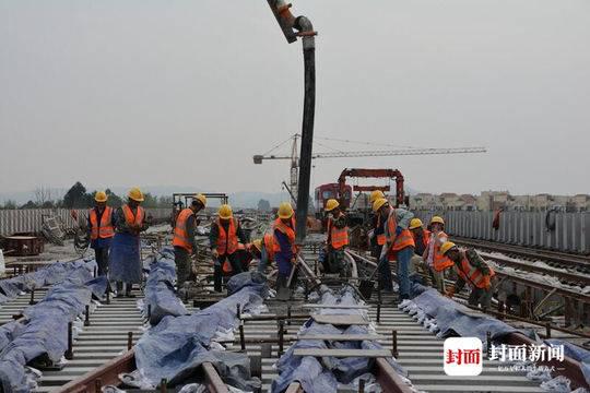 施工期间建设公司每天对现场设备进行检查，严格控制烟尘浓度，确保施工安全。