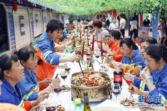 （社会）（2）重庆劳动者长桌宴开席 致敬身边的劳动者