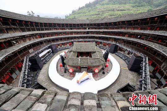 “土楼光语”时尚秀再现中国土楼文化魅力