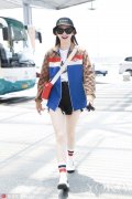 <b>谁说夏天丰胸美腿最性感?露个美背很</b>