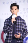疑似窦骁恋情曝光? 饭局手放美女大腿