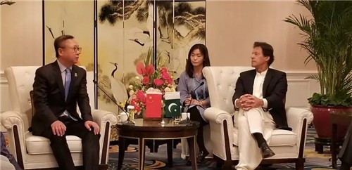 孙瑞哲与巴基斯坦总理伊姆兰·汗在京会面