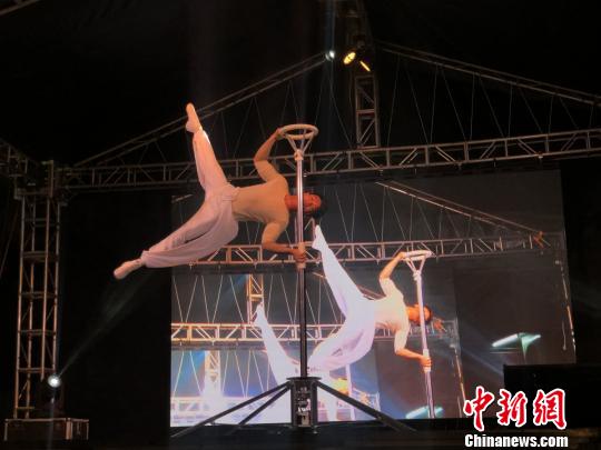 河北省艺术团杂技演员现场表演杂技节目。　李阳 摄
