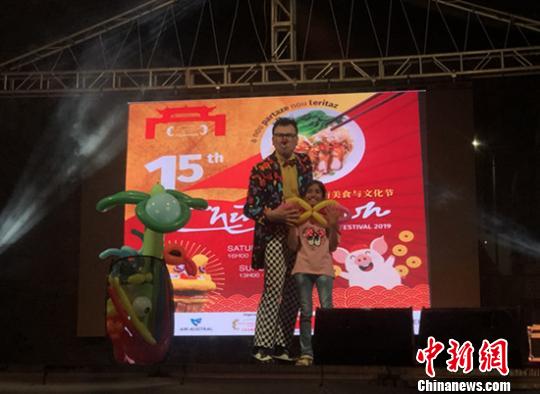 河北省艺术团演员在台上与当地儿童互动。　李阳 摄