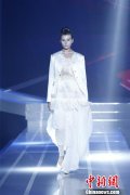 中国AI技术挑战人类服装设计师 成时尚