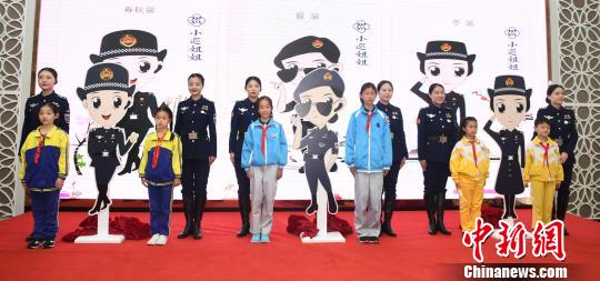 图为：活动现场，西湖女子巡逻队与在杭小学的小朋友共同揭晓卡通形象——“小巡姐姐”。　王刚 摄