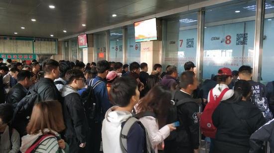 郑州汽车中心站“五一”迎客流高峰