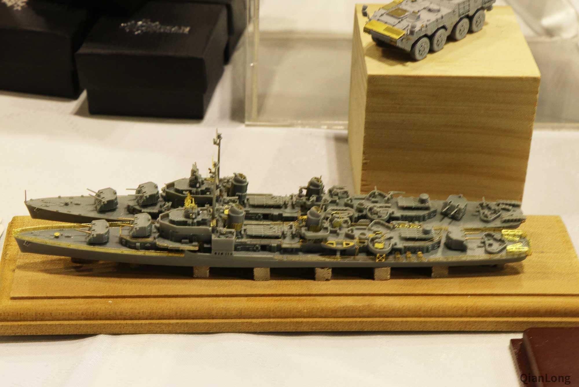 06.展会现场展出的“基林”级驱逐舰模型，比例为1比2000。（千龙网军事频道记者 马群 摄）