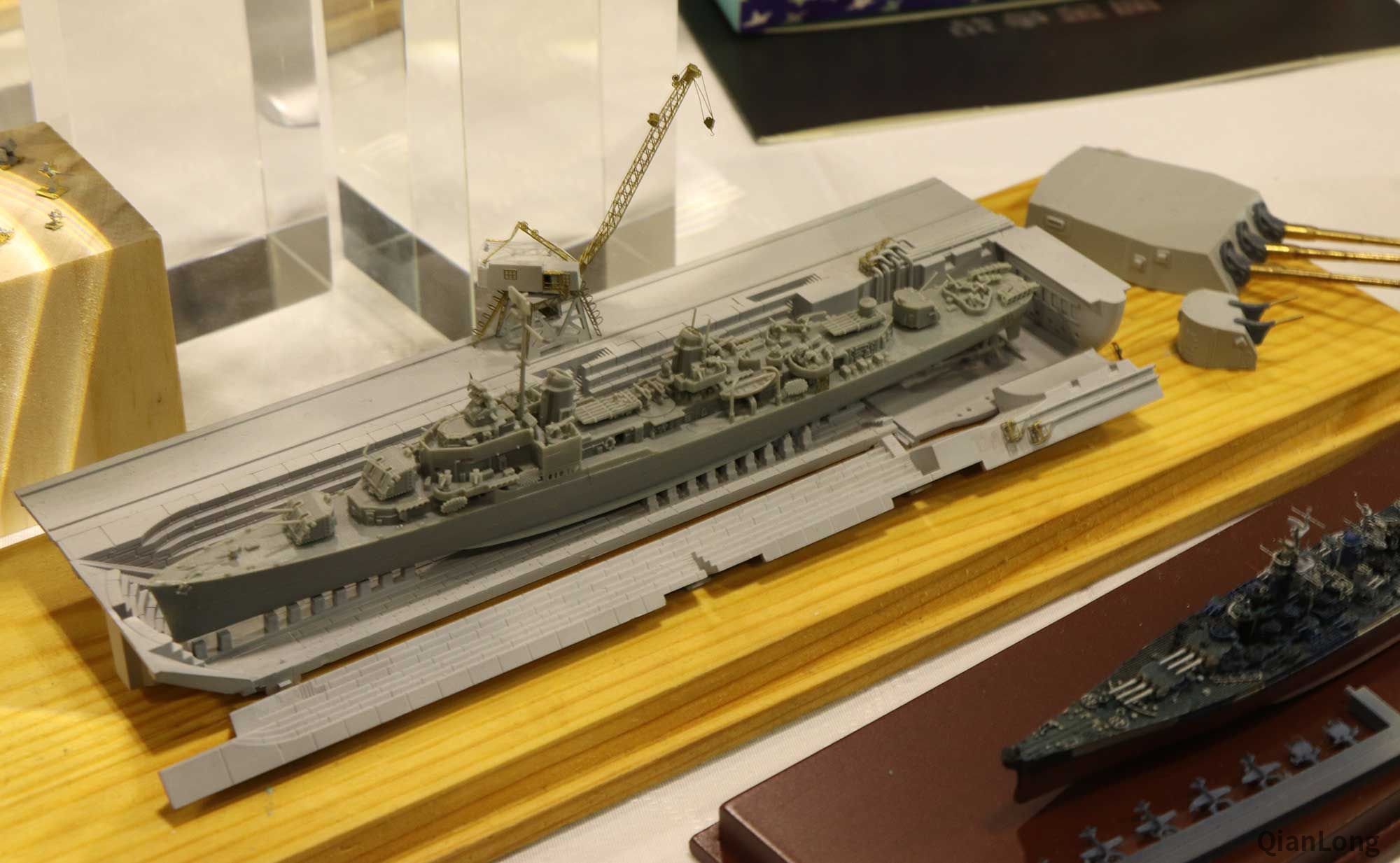07.展会现场展出的“基林”级驱逐舰模型和船坞模型，比例为1比2000。（千龙网军事频道记者 马群 摄）