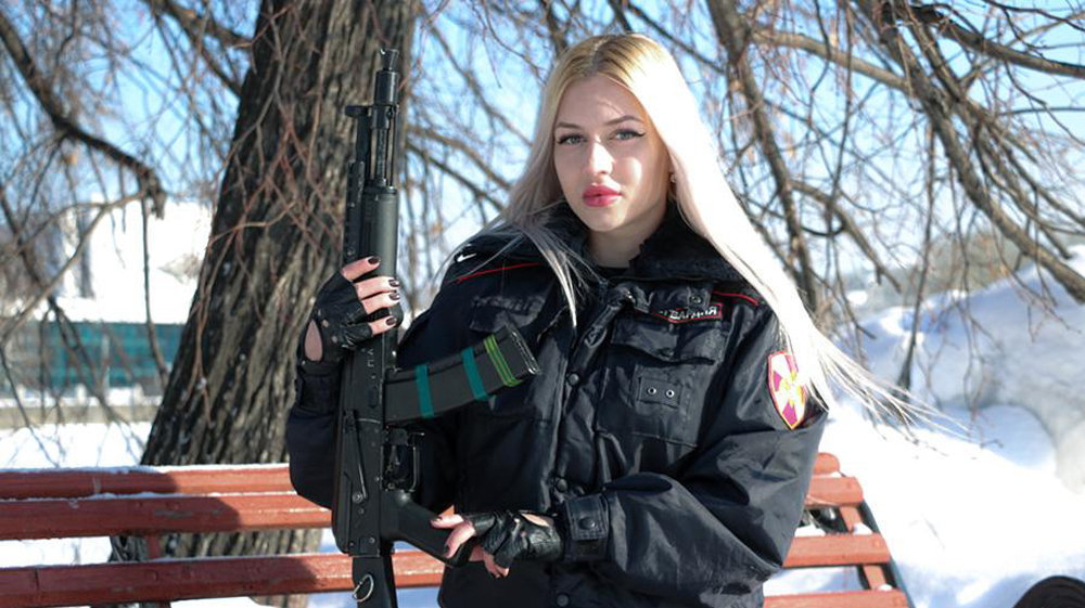 俄选出最美近卫军女战士：不在乎美貌带来成见
