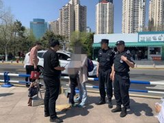 游玩时孩子走散急坏家长 青岛民警帮找