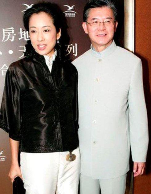 婚后诞下三个儿子，但依然无法忍受严苛的豪门规矩，也无法融入上流社会，最终在2004年跟霍震霆结束了27年婚姻，四年后朱玲玲再嫁富商罗瑞康，不仅大方出席老公公司的活动，还跟随老公跟朋友聚会，年过花甲的她依然高贵迷人。