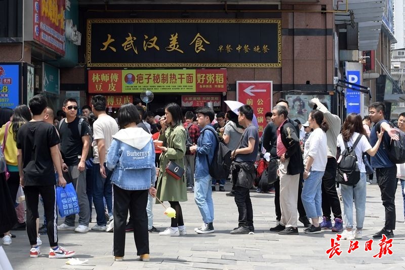 外地游客超爱武汉美食，拖着行李箱排队吃