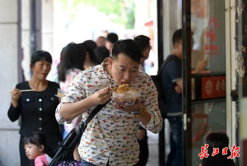 外地游客超爱武汉美食，拖着行李箱排队吃