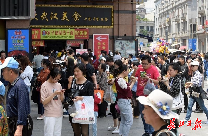 外地游客超爱武汉美食，拖着行李箱排队吃