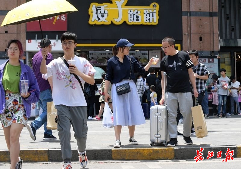 外地游客超爱武汉美食，拖着行李箱排队吃