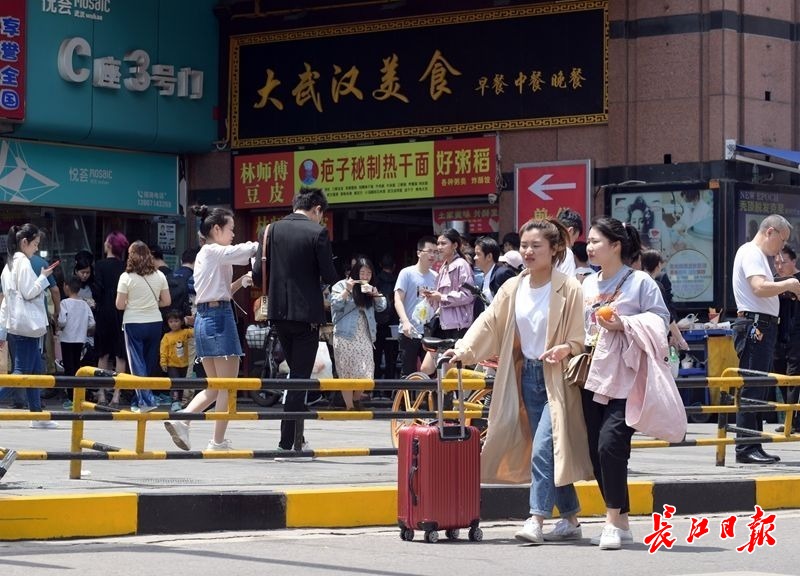 外地游客超爱武汉美食，拖着行李箱排队吃