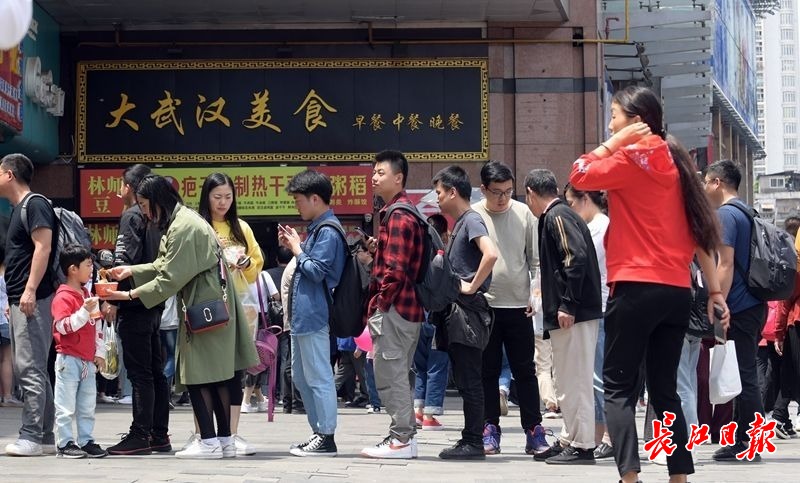 外地游客超爱武汉美食，拖着行李箱排队吃