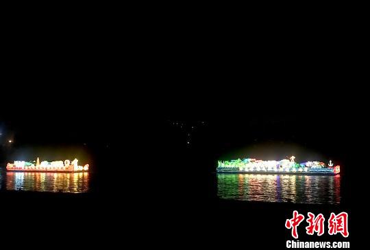 图为花船巡游，大运河上呈现火树银花不夜天的景象。　崔佳明 摄