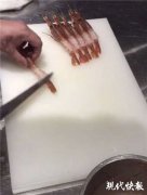 老板带伤料理食物被质疑 南京网红料理