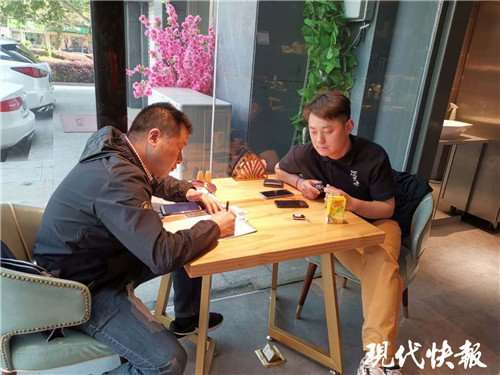 老板带伤料理食物被质疑 南京网红料理店被查处