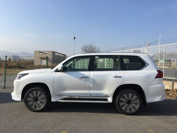 19款中东版雷克萨斯LX570 白色越野实拍