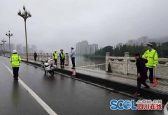 雅安一轿车失控撞断大桥护栏 警方:车