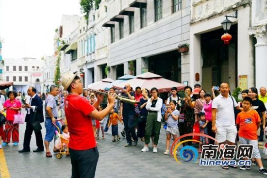 海口骑楼老街的街头表演。海口市旅文局供图