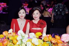 秦岚合影林青霞兴奋喊女神 二人同穿红