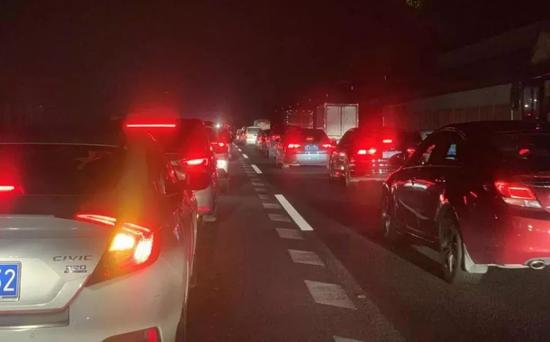 东莞老板开8888号奔驰一路堵5小时 刚到珠海就被抓走