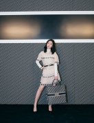 张碧晨受邀出席时尚活动 复古文艺气质